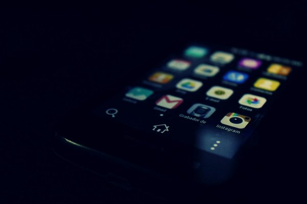 Comment les techniques de machine learning peuvent-elles être appliquées à l'analyse des sentiments en ligne ?